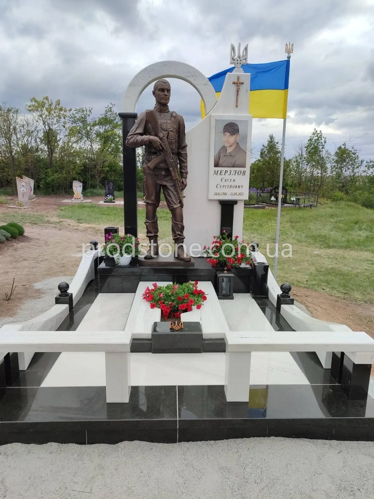 Военный памятник со скульптурой №11