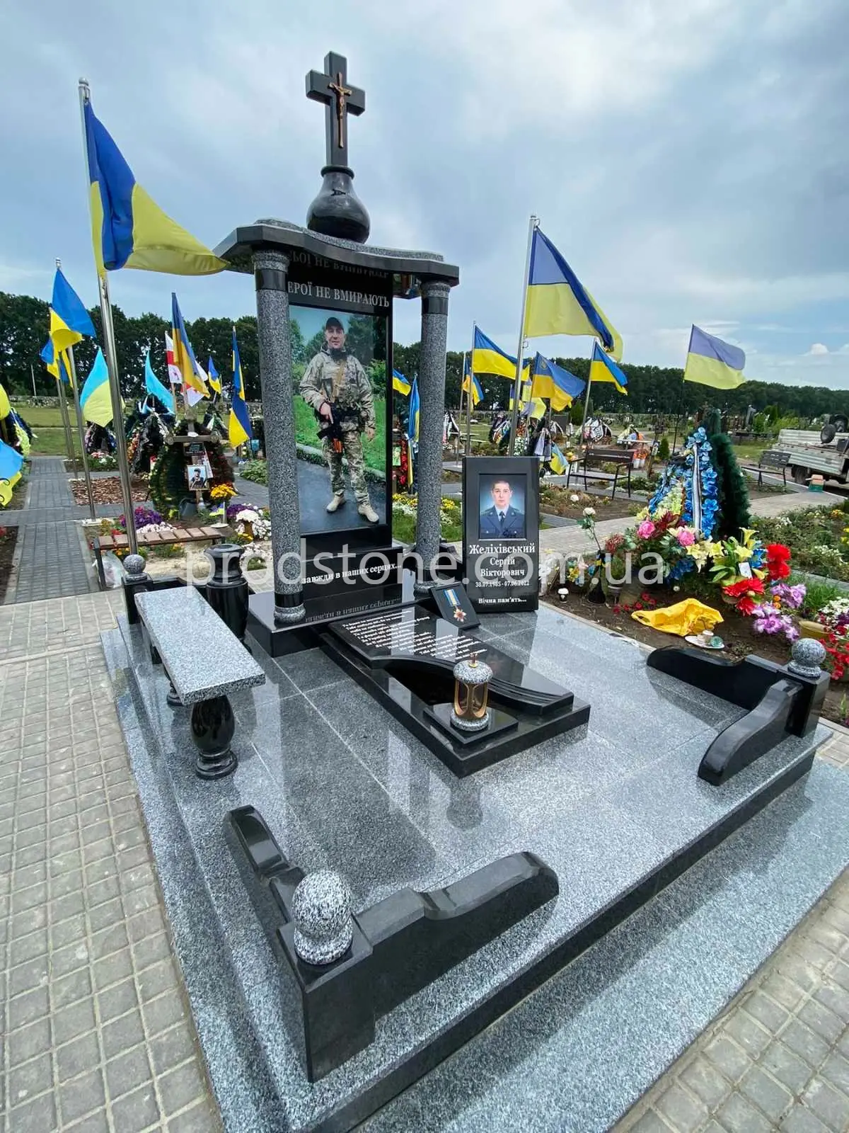 Военный памятник полноразмерным цветным портретом №20
