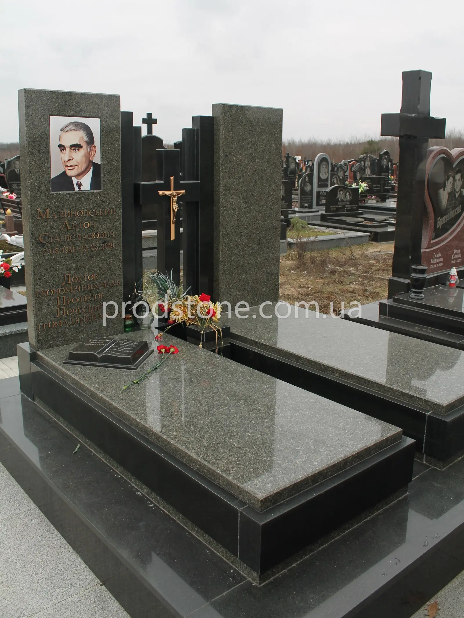 Двойной памятник №33